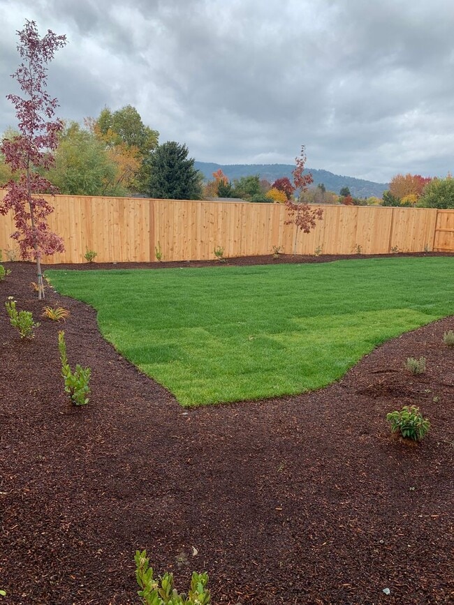 Building Photo - 3 Bedroom 2 Bath Single Family home with L...