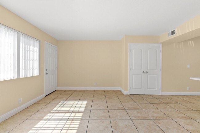 Building Photo - 1022 El Camino Dr