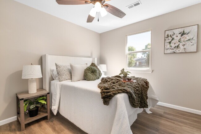 Building Photo - 1147 Inverness Dr