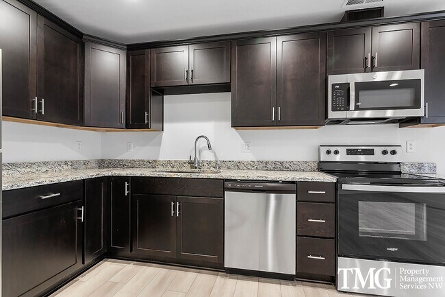 Building Photo - Modern townhome available June 1st!