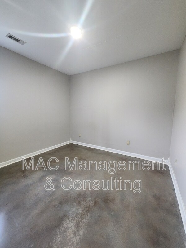 Building Photo - 978 N Franklin Ave