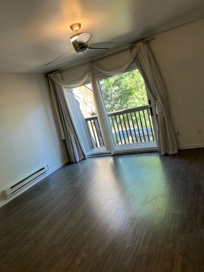 Building Photo - Redwood Park Estates Condo.  Available NOW!