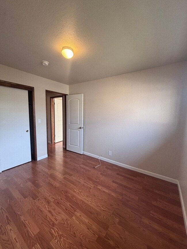 Building Photo - 2 Bedroom, 1.5 Bathroom Apartment