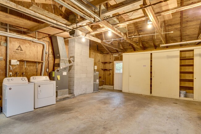 Building Photo - 3 Bedroom Rambler in Kirkland with Large Y...