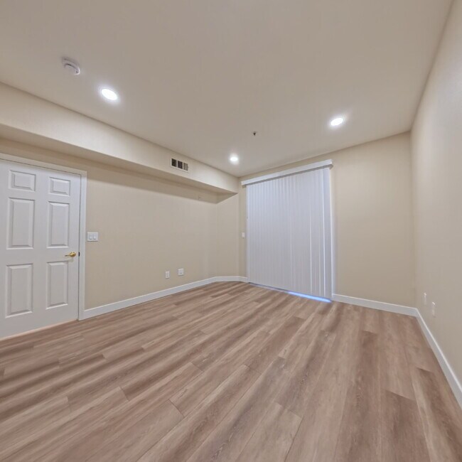 Building Photo - Resort-Style Living Year-Round Updated 1-Bed, 1-Bath Condo!