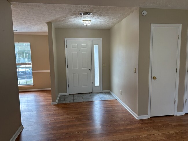 Building Photo - MOVE-IN SPECIAL! 1/2 off first month's ren...