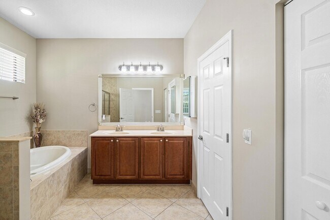 Building Photo - 10636 Ivanhoe Ln