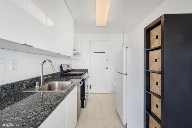 Building Photo - 10201 Grosvenor Pl