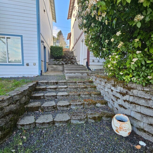 Building Photo - Beautiful Home with Mt. Rainier Views – Close to PSNS & Ferries