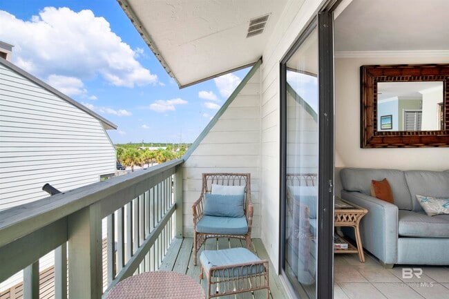 Building Photo - 554 E Beach Blvd