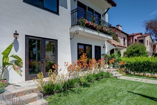 Building Photo - 831 S Curson Ave