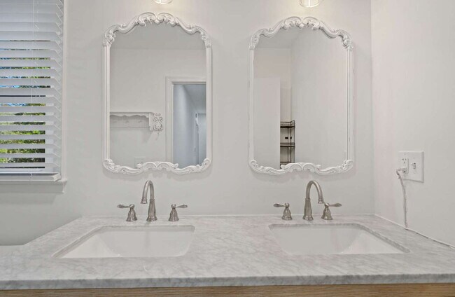 Building Photo - Updated 3-Bed Ranch w/ Modern Touches in D...