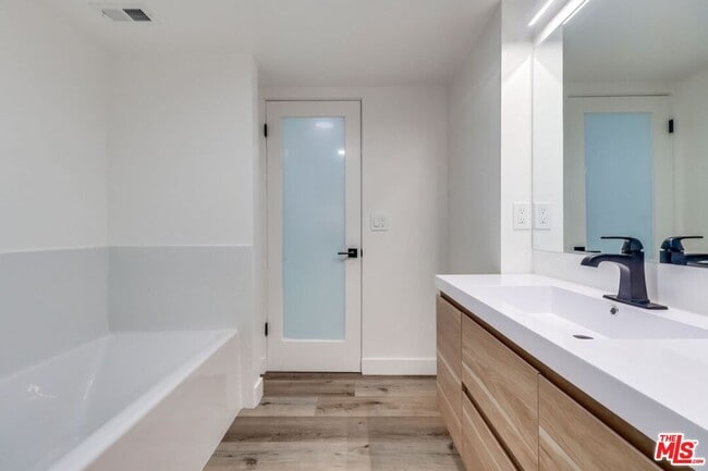 Building Photo - 435 N Oakhurst Dr