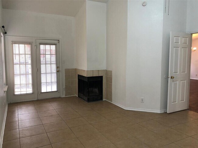 Building Photo - 2211 Woodland Oaks Dr