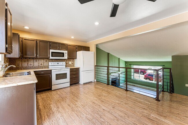 Building Photo - Beautiful 3 Bed, 2 Bath Home in Aurora with Backyard and Deck!