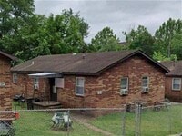 Building Photo - Spacious one bedroom one bath duplex