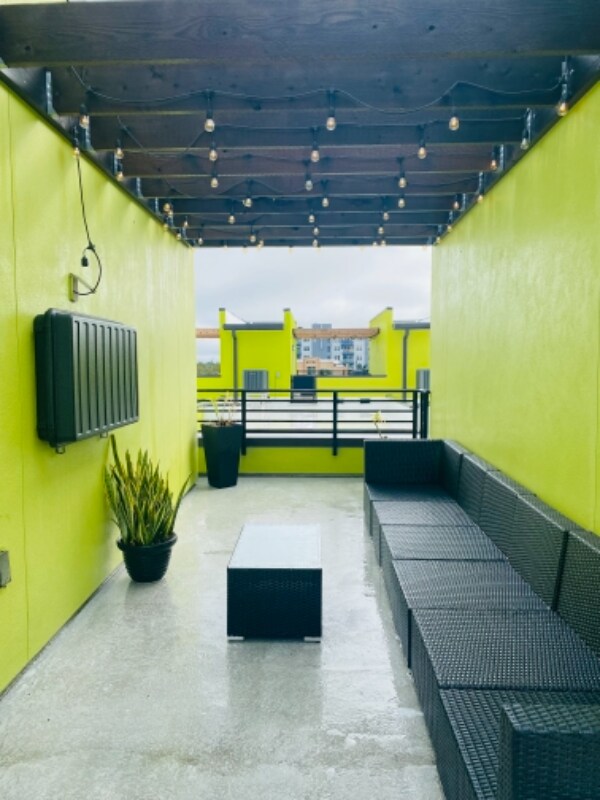 Building Photo - 947 Arlington Ave N