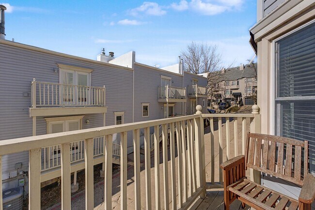 Building Photo - 2 Bed | 2 Bath Condo on Crybaby Hill