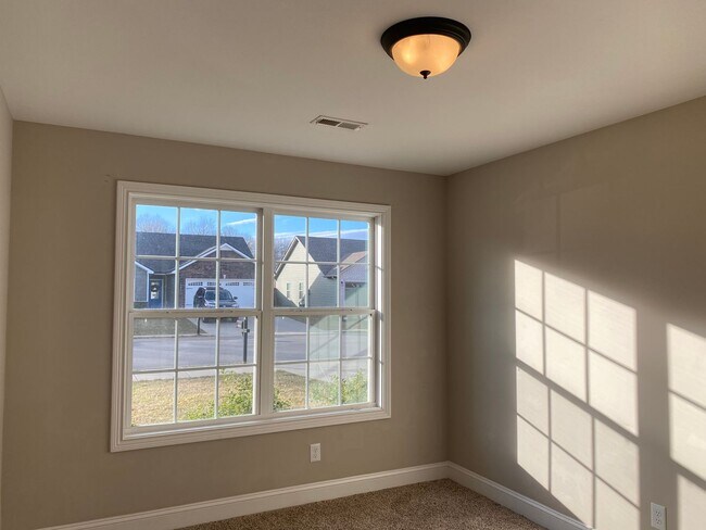 Building Photo - Beautiful 3 bed 2 bath home with Bonus room! Close to shopping and Ft. Campbell.