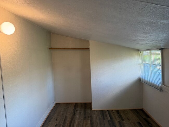 Building Photo - 2 bedroom 1 bathroom house - Close to Campus!