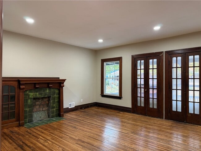 Building Photo - 483 Alexander St