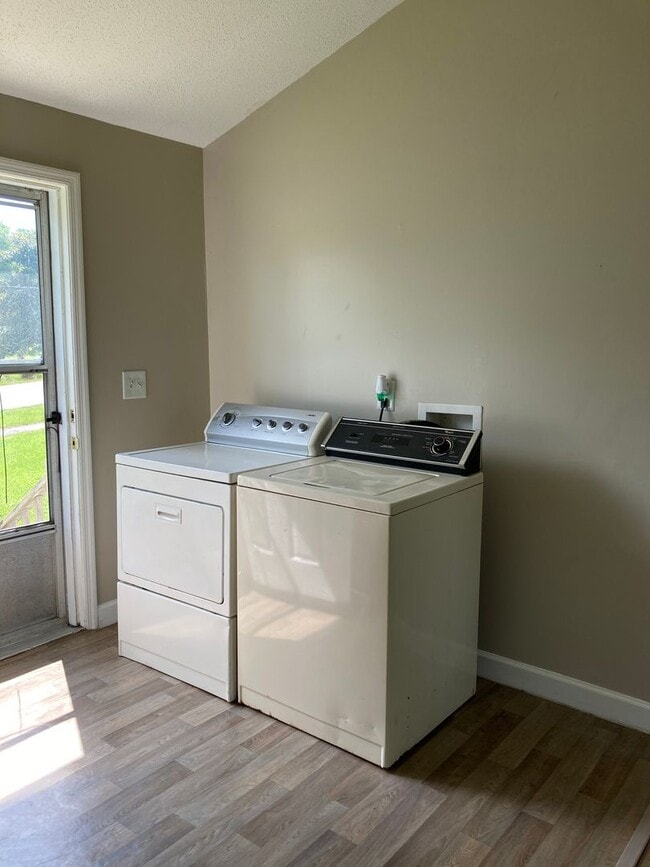 Building Photo - 1209 Main St