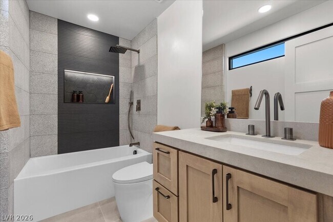 Building Photo - 2401 Driftwood Dr