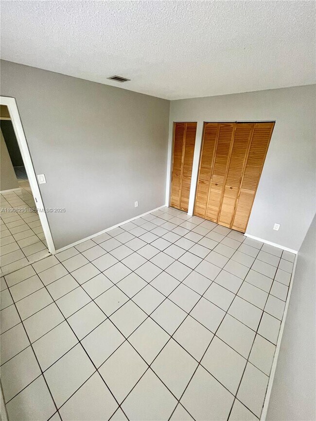 Building Photo - 5532 SW 22nd St