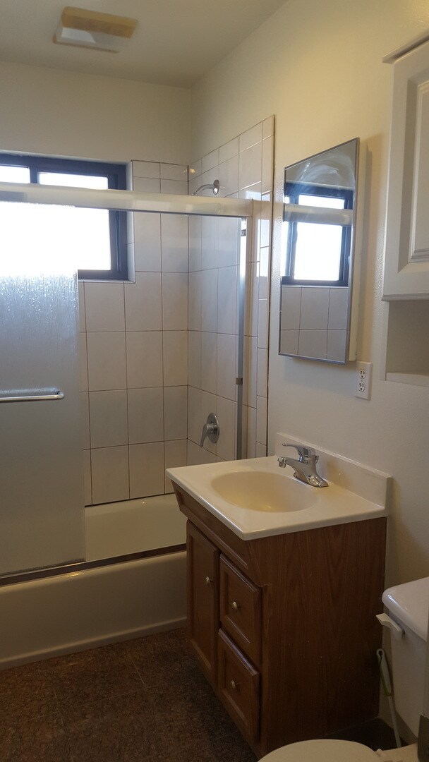 Building Photo - 2 bed/1 bath in fourplex. Hardwood floor, balcony, and A/C!