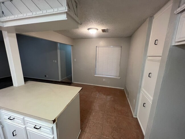 Building Photo - AVAILABLE NOW! 3/2/2