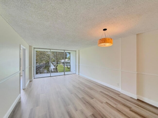 Building Photo - 113 Royal Pk Dr