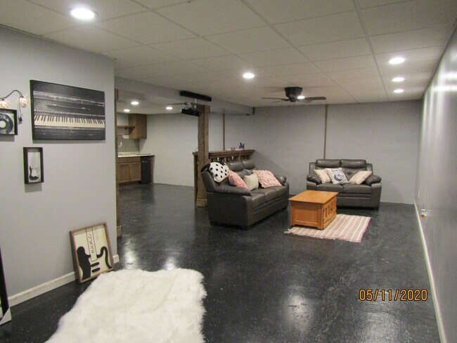 Building Photo - 802 Greenview Cir