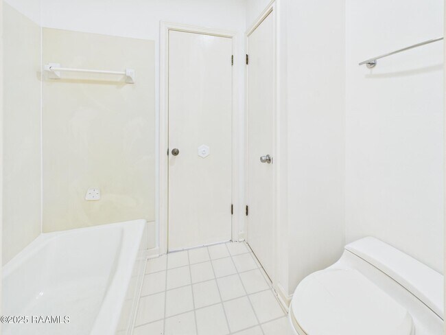 Building Photo - 19 Courtyard Cir