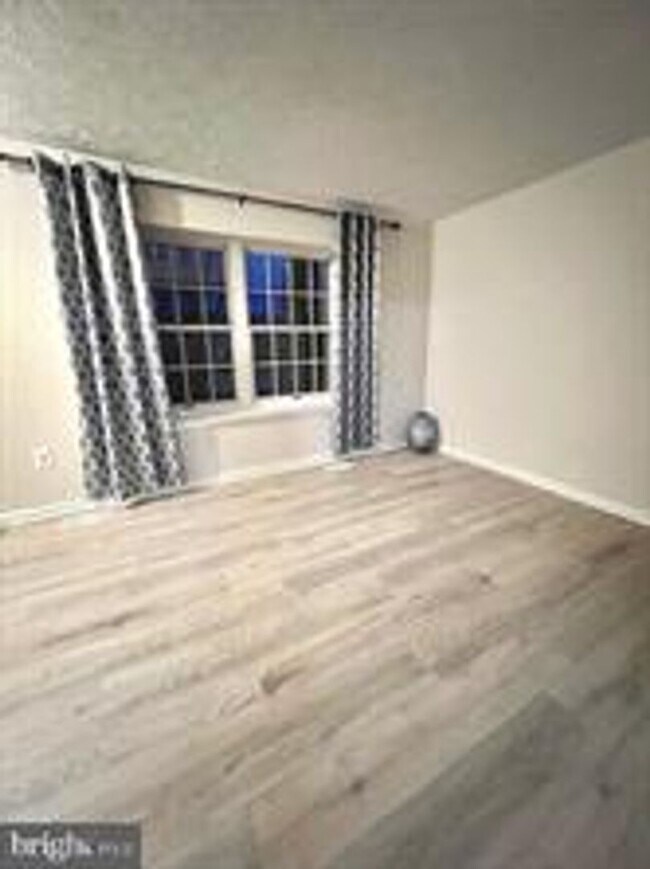 Building Photo - WELL MAINTAINED END UNIT TOWNHOUSE IN FARMBROOK