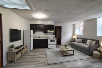 Building Photo - 12 Main St