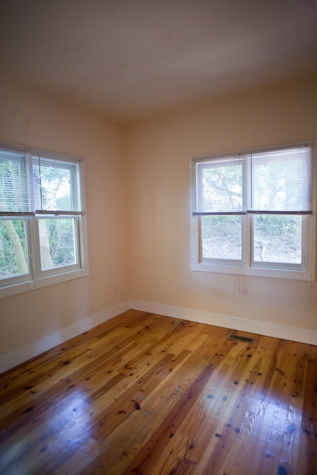 Building Photo - Great house with hardwood floors! Walk to ...
