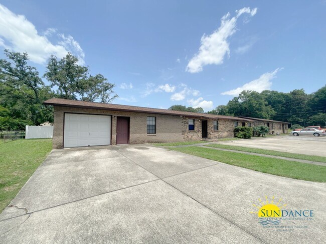 Building Photo - Charming 3-Bedroom plus Office located in between Hurlburt and Eglin AFB!