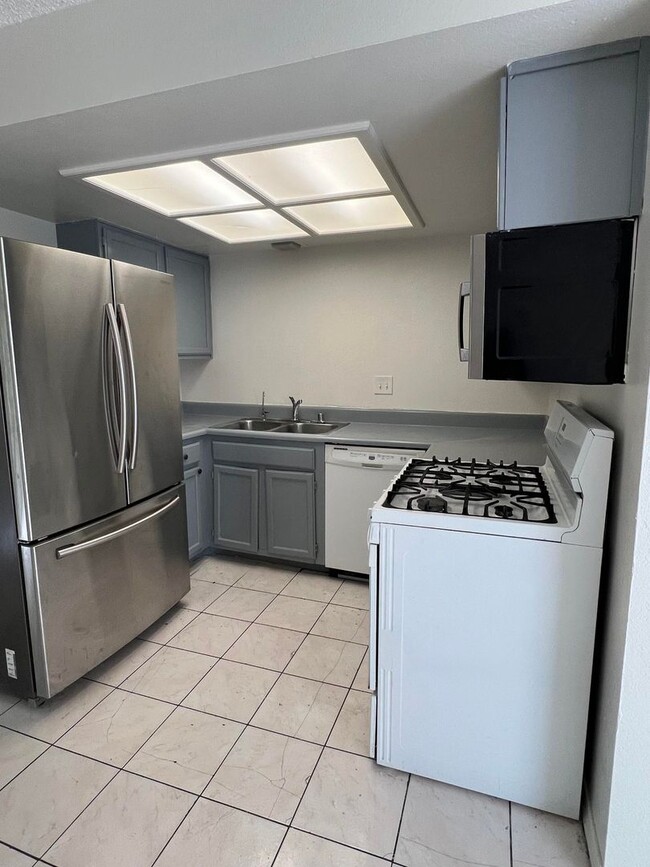 Building Photo - 5175 Caliente St