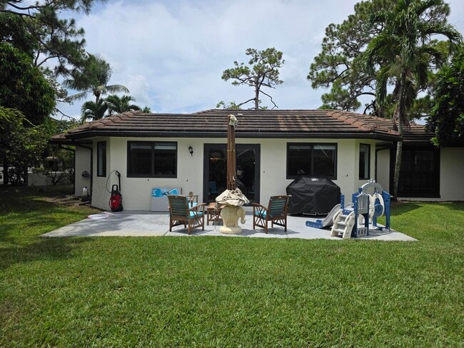 Building Photo - 435 Pine Villa Dr