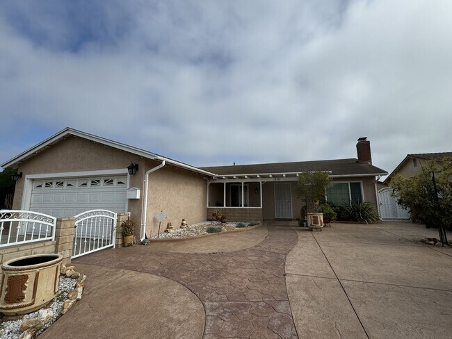 Building Photo - Remodeled Single Family Home in North Oxnard!