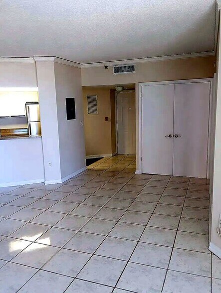 Building Photo - 540 Brickell Key Dr