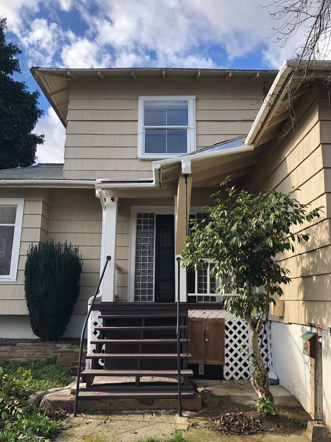 Building Photo - 2515 SE 28th Pl
