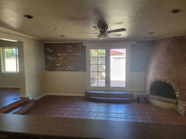 Building Photo - 3 bedroom/2 Bath with added Studio