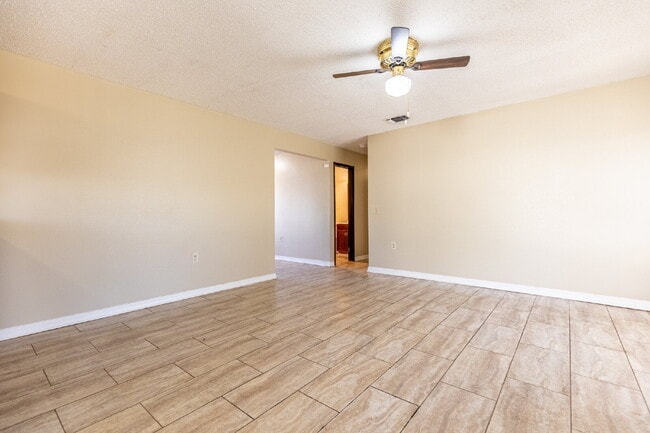 Building Photo - 2943 Keslake St