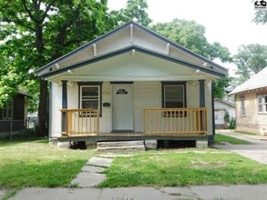Building Photo - 2 bed, 1 bath with bonus room