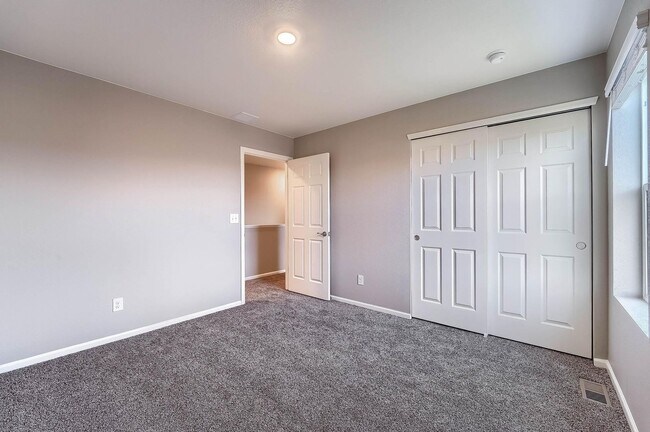 Building Photo - Gorgeous 4 bed, 3 bath, loft and an office!