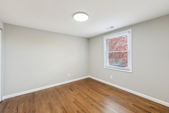 Building Photo - Charming 3 Bed 2.5 Bath Interior Townhome ...