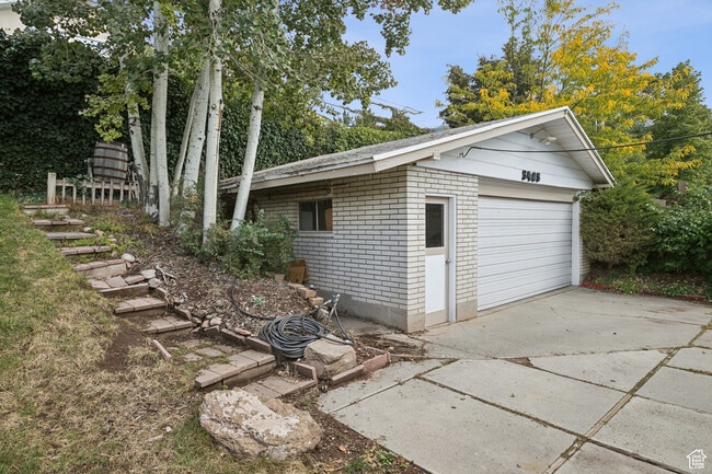 Building Photo - 3485 S Fleetwood Dr