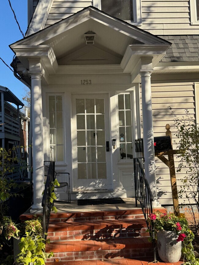 Building Photo - 1253 Forest Rd