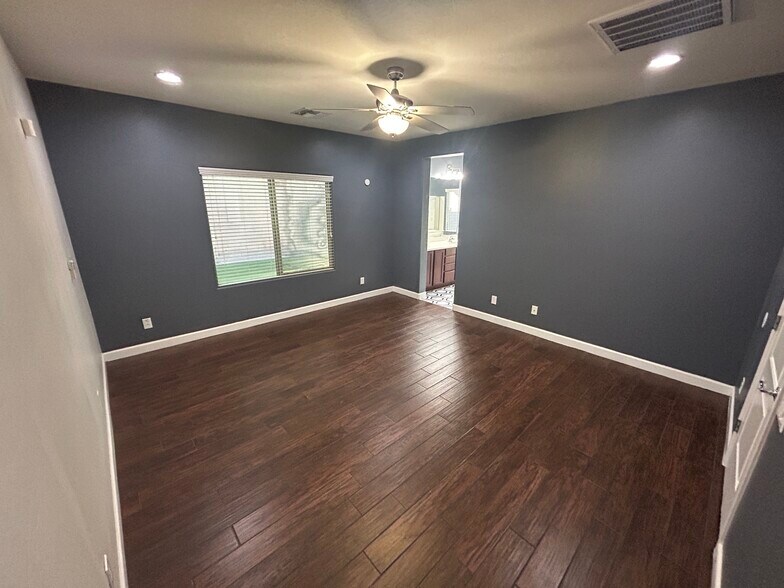Building Photo - 10765 W Avenida del Rey